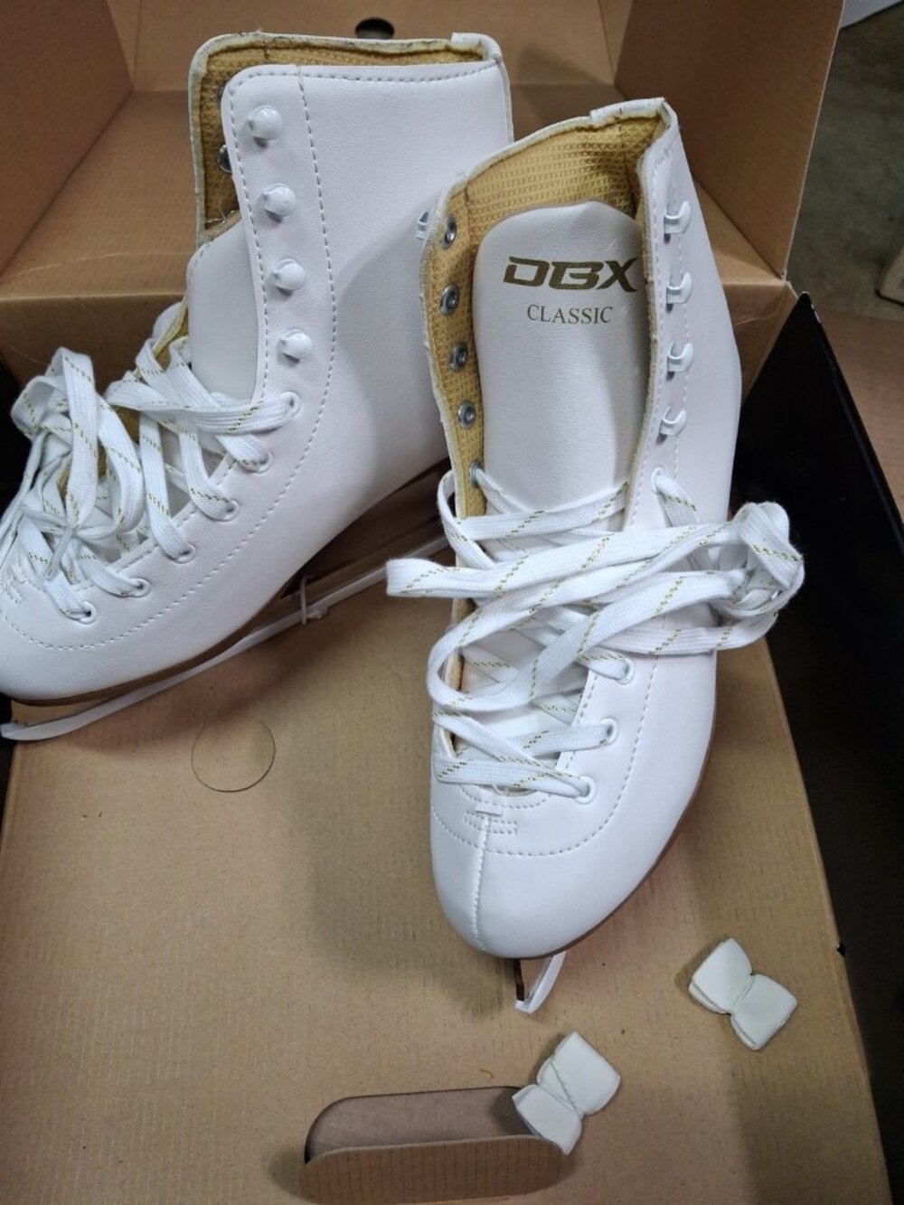 DBX Women's Motion Figure Skates Size 7 Ice skate, White, WTSK18